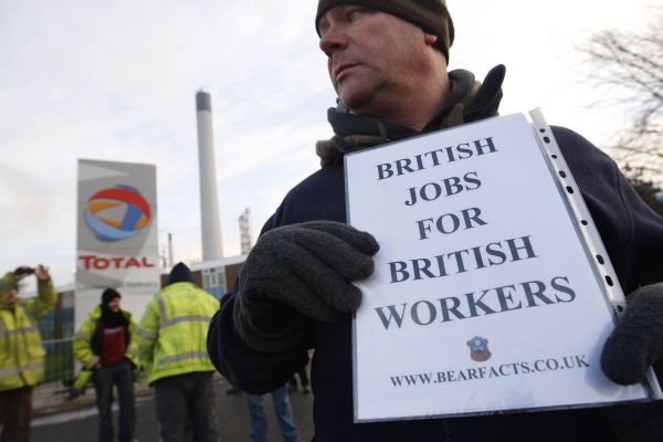 Demonstrace britských dělníků proti najímání zahraničních zaměstnanců.